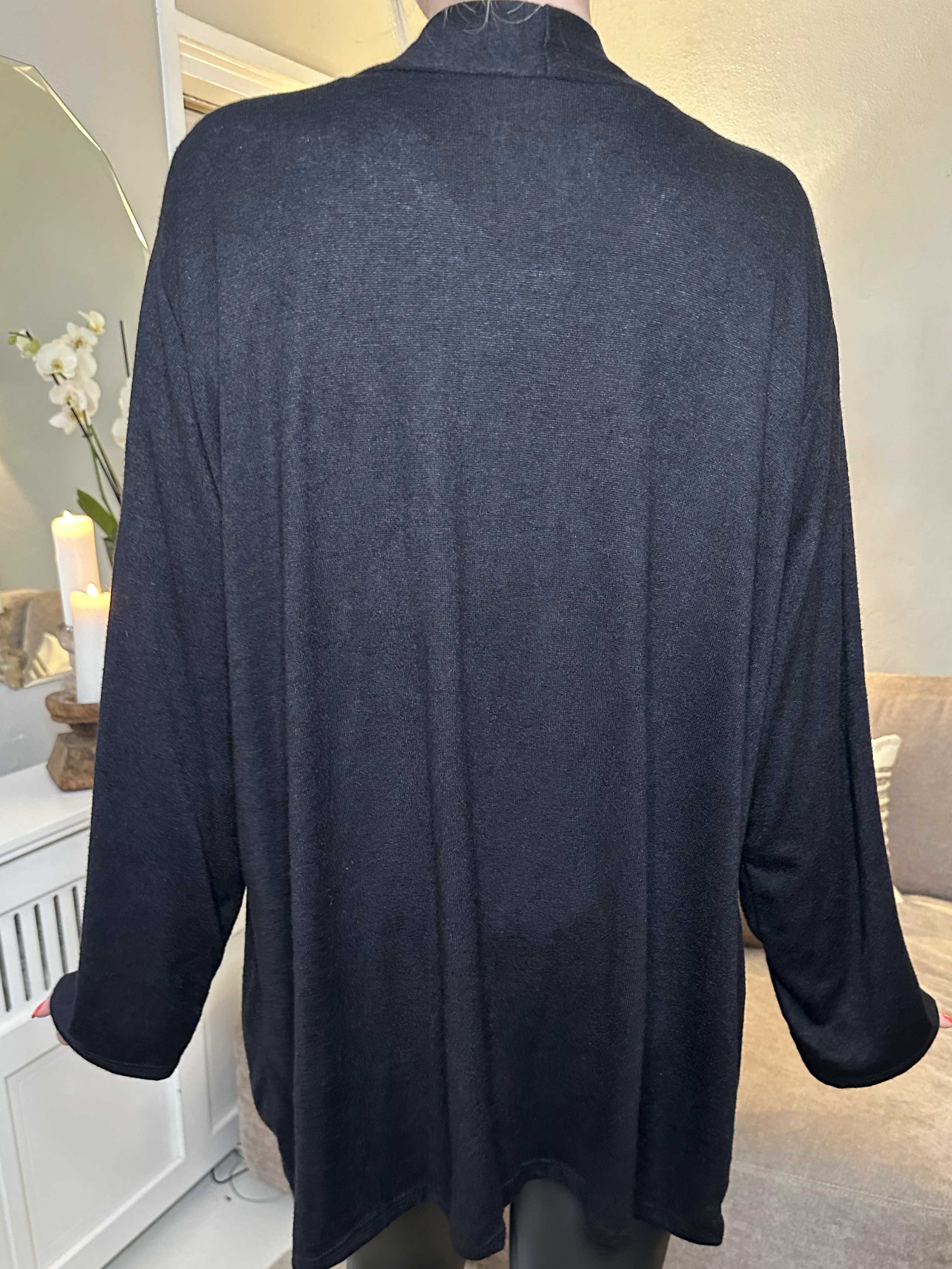 Lilja - Mjuk kofta med liten volangkant